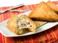 Mozzarella in carrozza dorata e filante, cotta in friggitrice ad aria, servita su un piatto bianco con tovaglietta colorata.