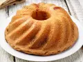 Ciambellone senza uova dorato e soffice, con la sua forma a ciambella, pronto per essere gustato.