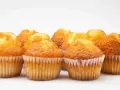 Muffin dorati e soffici, perfetti da preparare nella friggitrice ad aria per una colazione o merenda veloce e golosa.