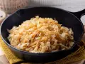 Verza in padella, dorata e saporita, pronta per essere gustata. Un contorno semplice e gustoso.