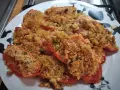 Pomodori gratinati al forno, un piatto semplice e gustoso, con una croccante panatura dorata e erbe aromatiche.