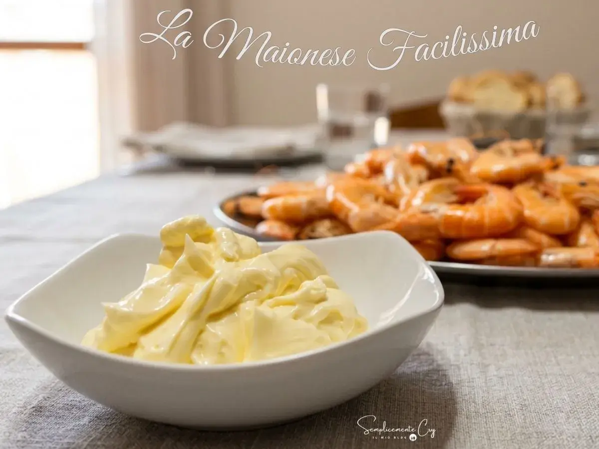 Una ciotola di maionese fatta in casa, cremosa e invitante, pronta per accompagnare un piatto di gamberi succulenti.