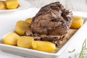 Un succulento brasato al barolo, tenero e saporito, servito con patate dorate.