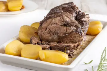 Un succulento brasato al barolo, tenero e saporito, servito con patate dorate.
