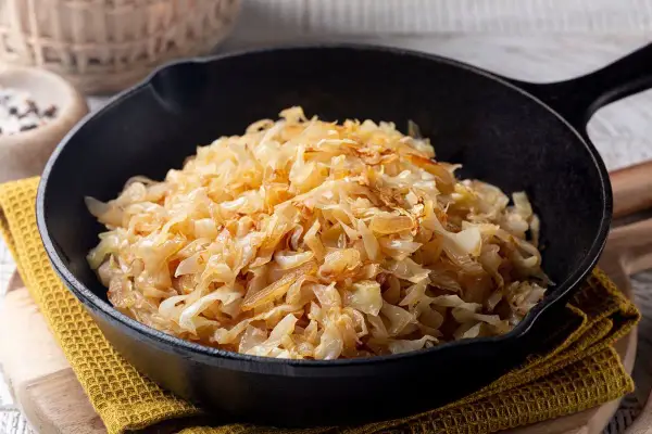 Verza in padella, dorata e saporita, pronta per essere gustata. Un contorno semplice e gustoso.